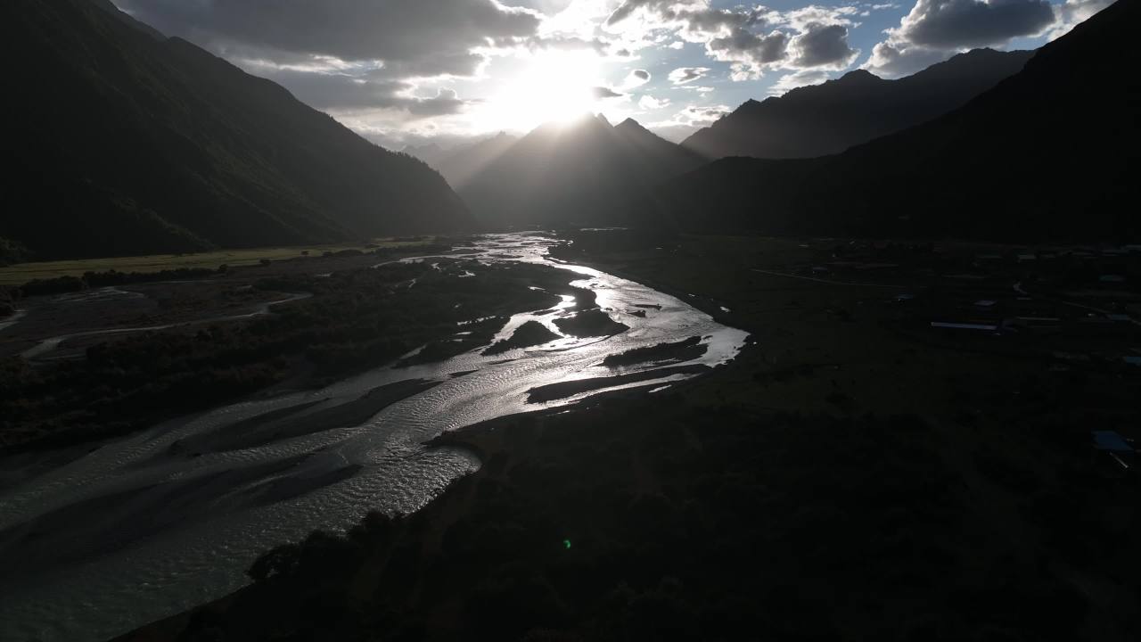 高山湖泊与峡谷壮丽航拍景观