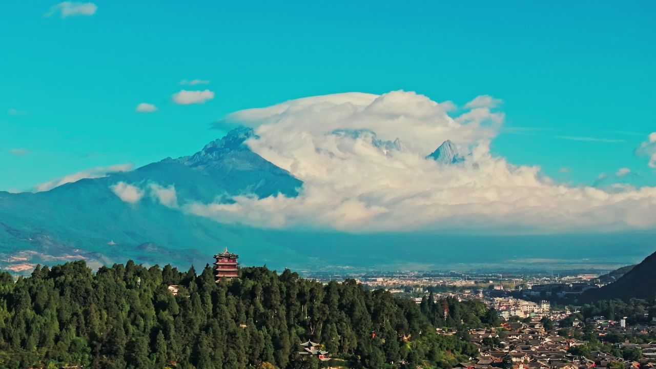 云南丽江玉龙雪山下城市风光航拍 17