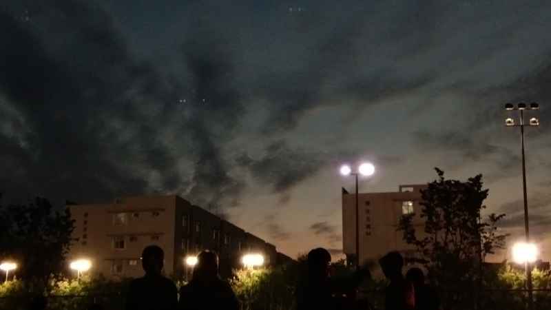 落日余晖操场少年