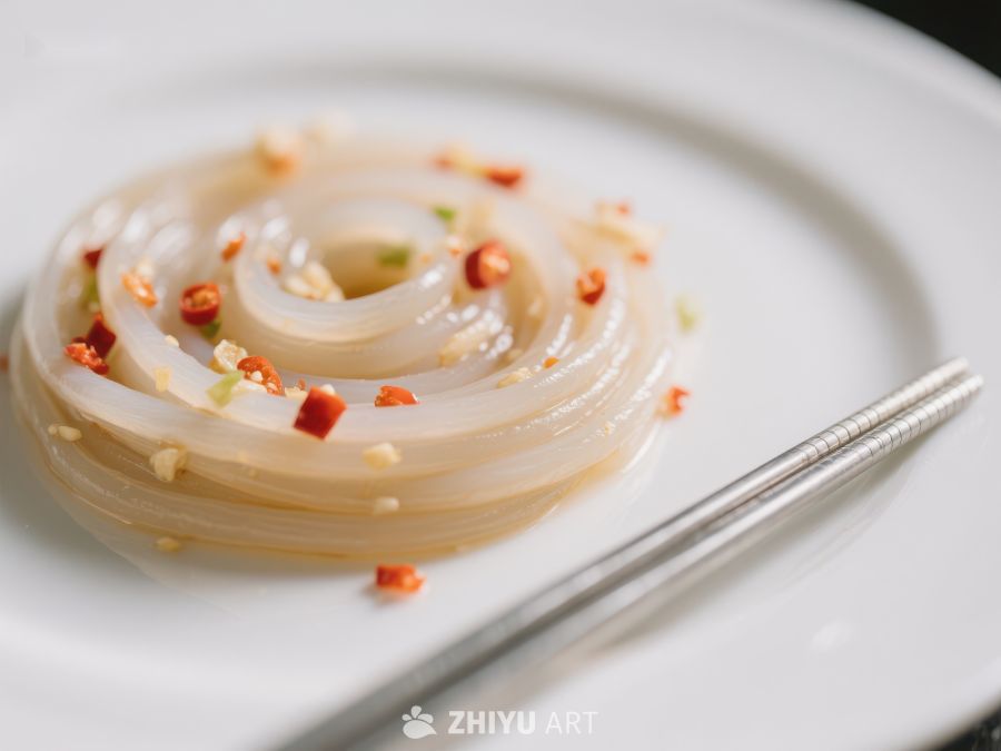 精致盘旋的透明凉粉配以辣椒点缀 513
