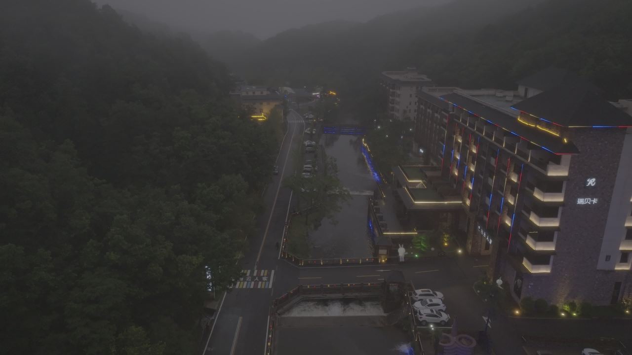 夜幕下的城市河畔