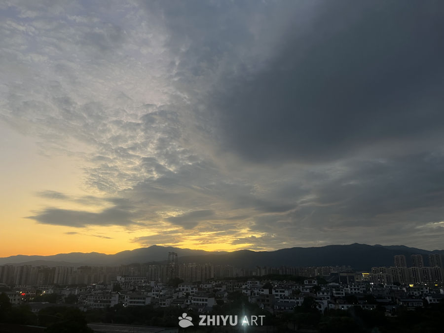 黄昏时分的城市山景