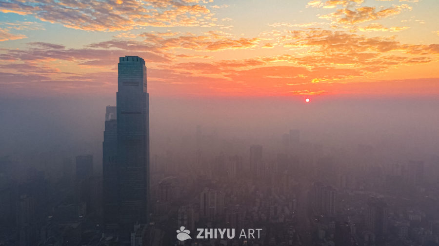 晨曦中的城市剪影