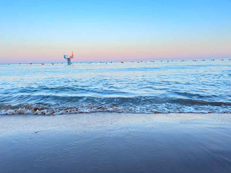 夕阳下的海
