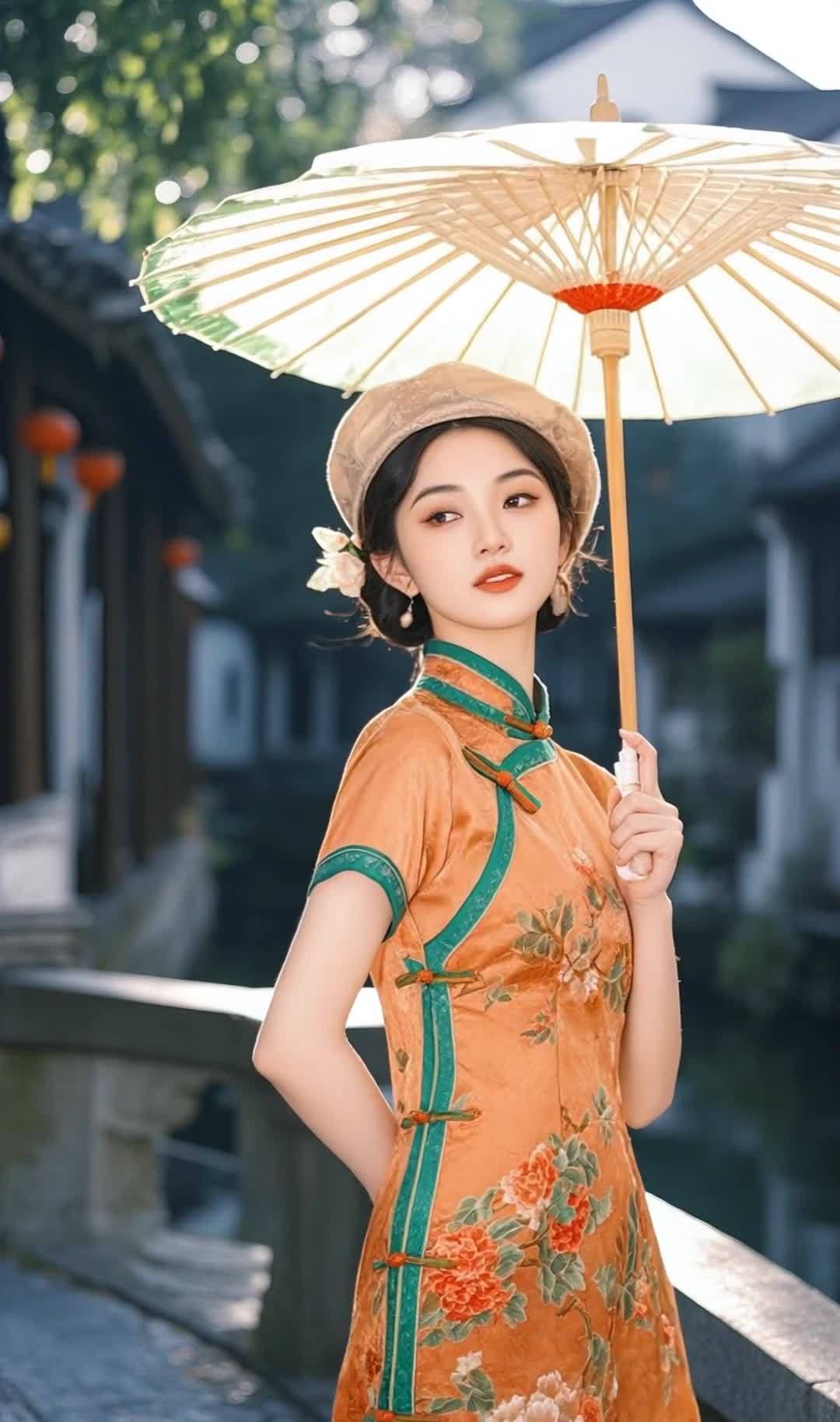 女人身穿旗袍，头戴贝雷帽，手持一把伞，面向镜头。她