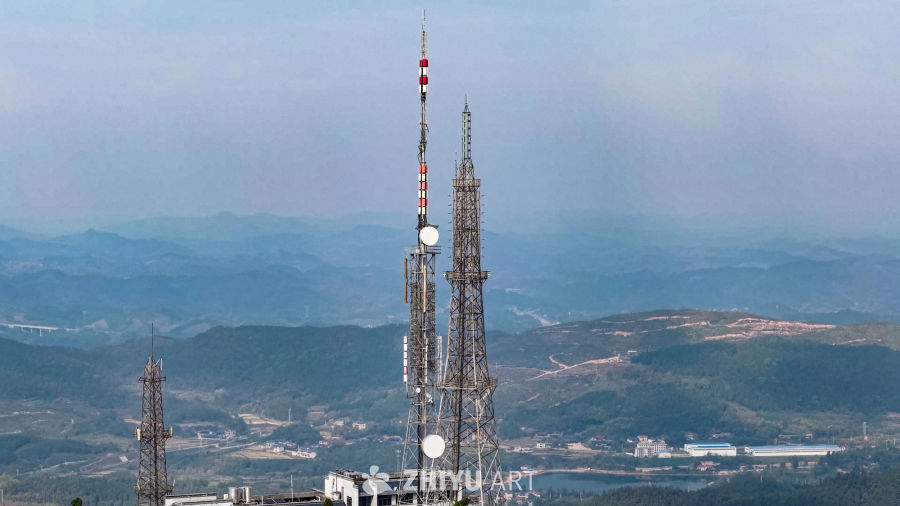 通信塔与山间景色