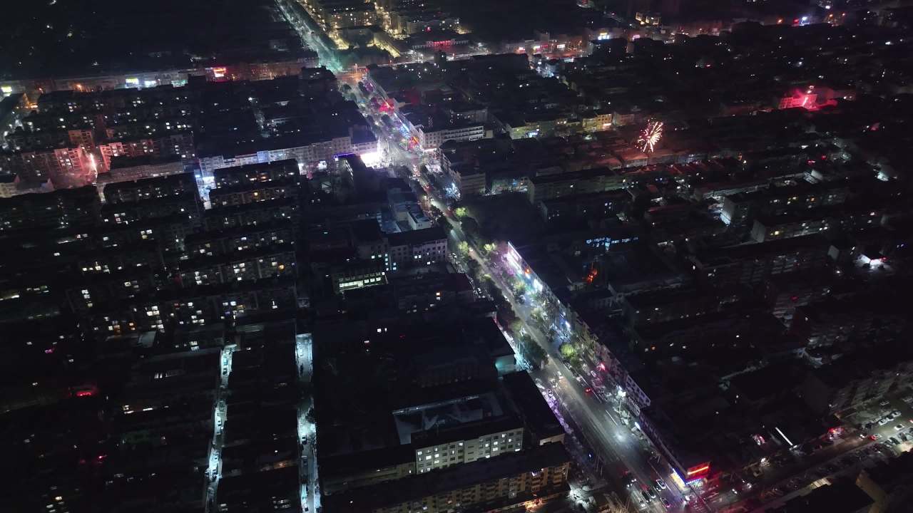 璀璨夜城：灯火与烟花的交响