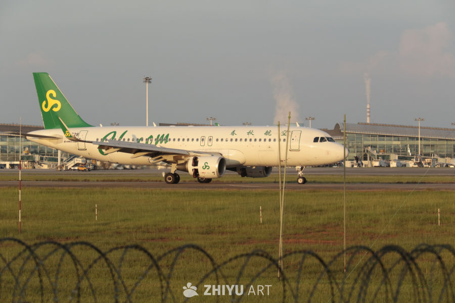 春秋航空飞机在机场跑道上