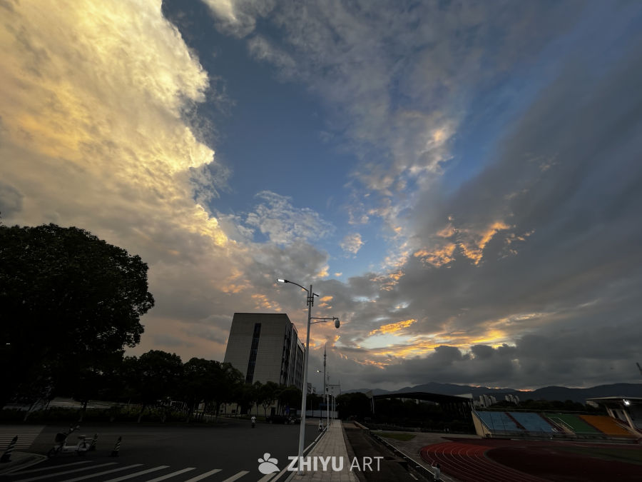 日落下的城市跑道