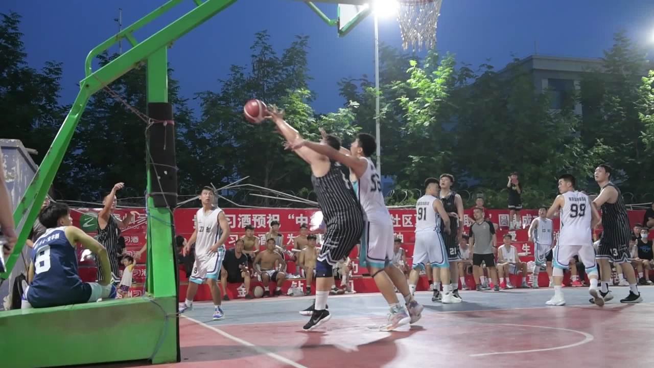 夜间街头篮球对决