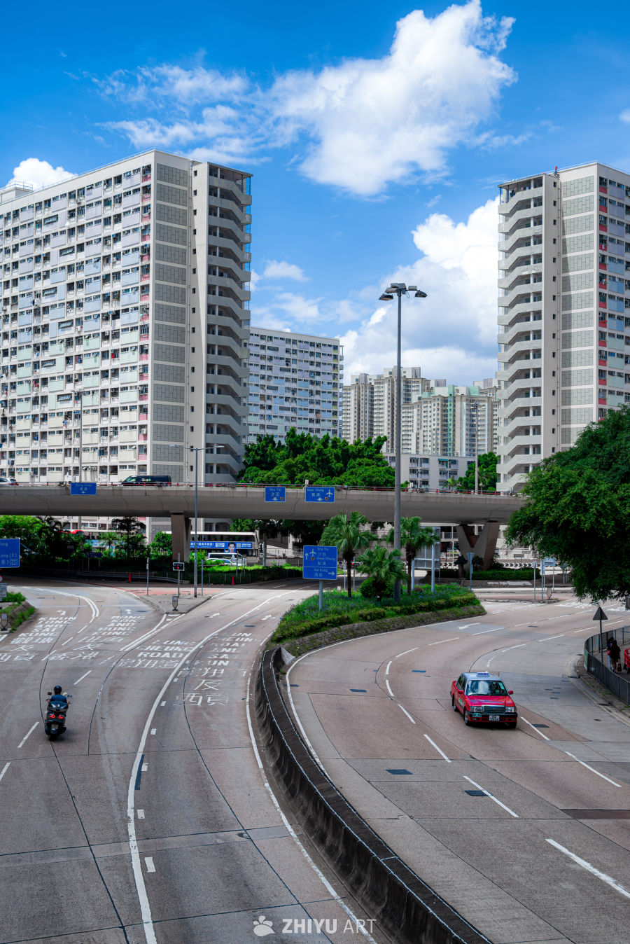 都市高楼与繁忙道路
