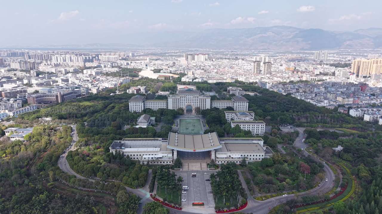 城市中央的宏伟建筑群