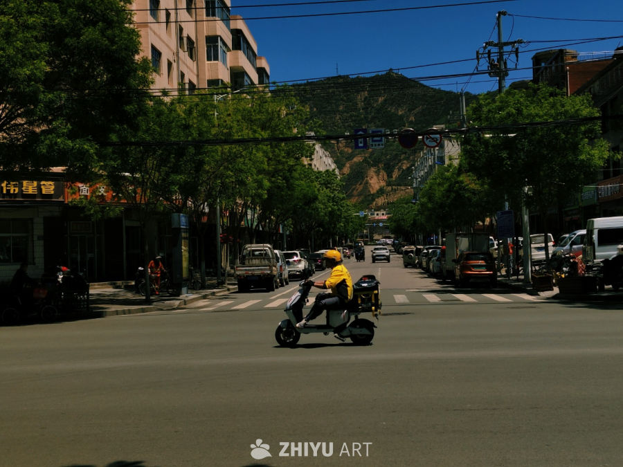 阳光下的城市街头