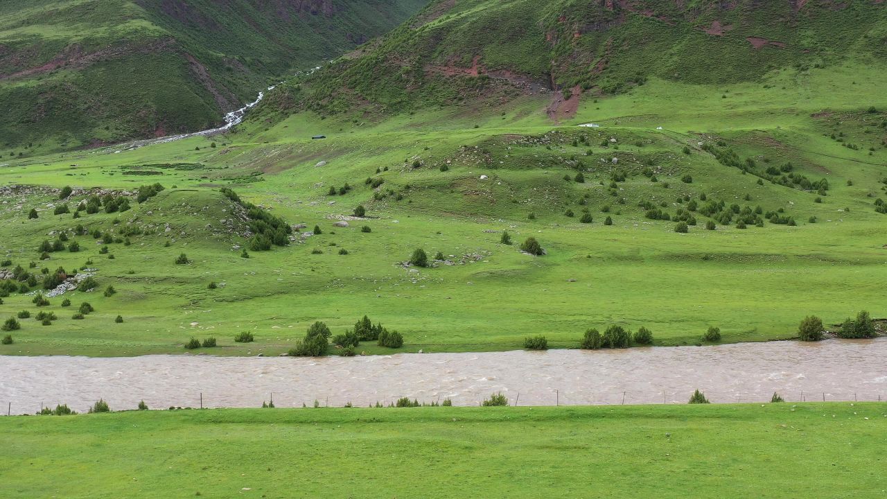 航拍西藏那曲河谷草原
