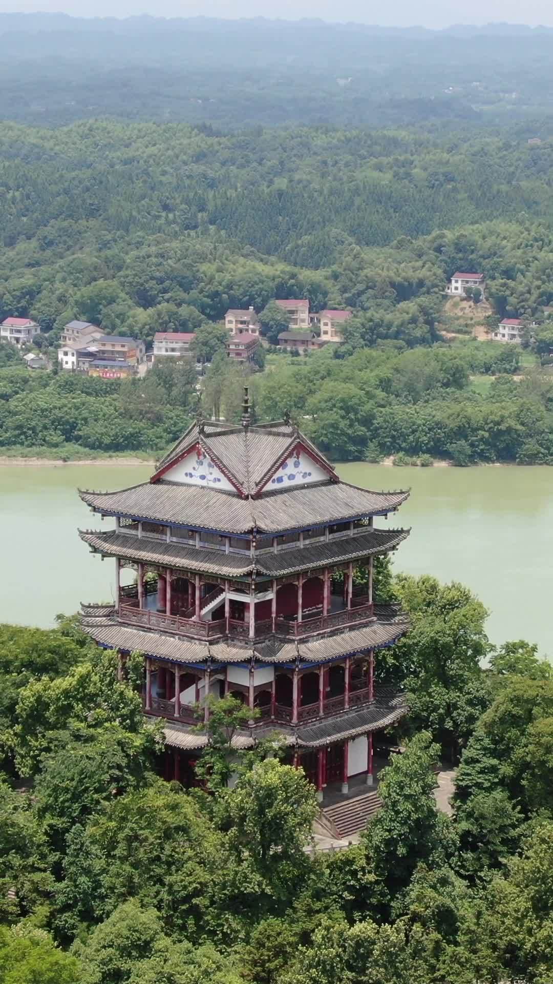 古塔静谧山水间