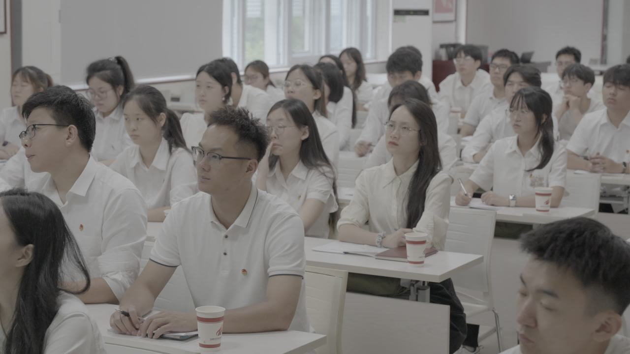 课堂专注瞬间