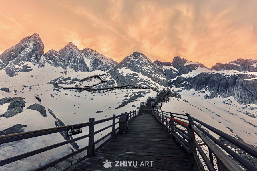 玉龙雪山日落火烧云