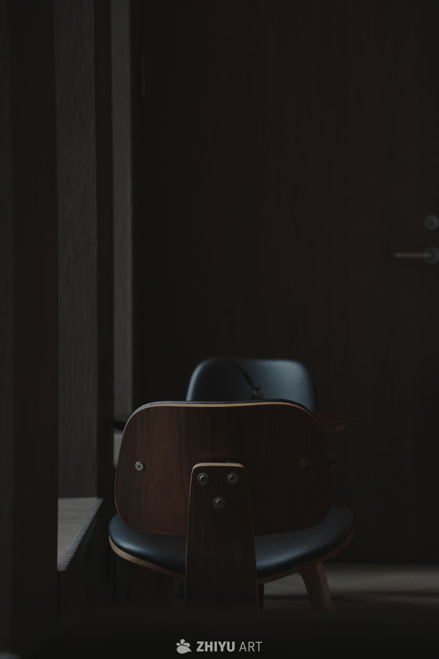 简约木质椅的静谧角落