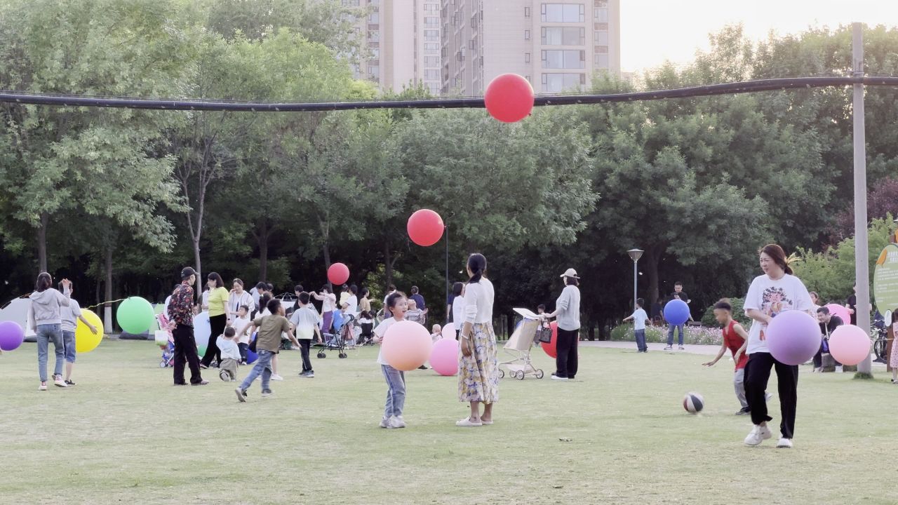 儿童欢乐公园游玩家长