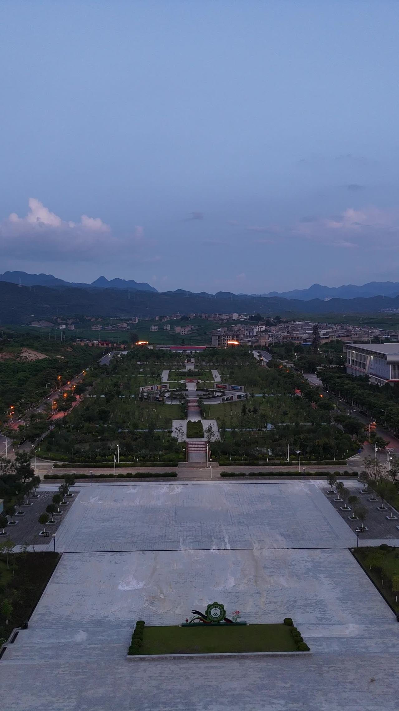 黄昏时分的公园与城市