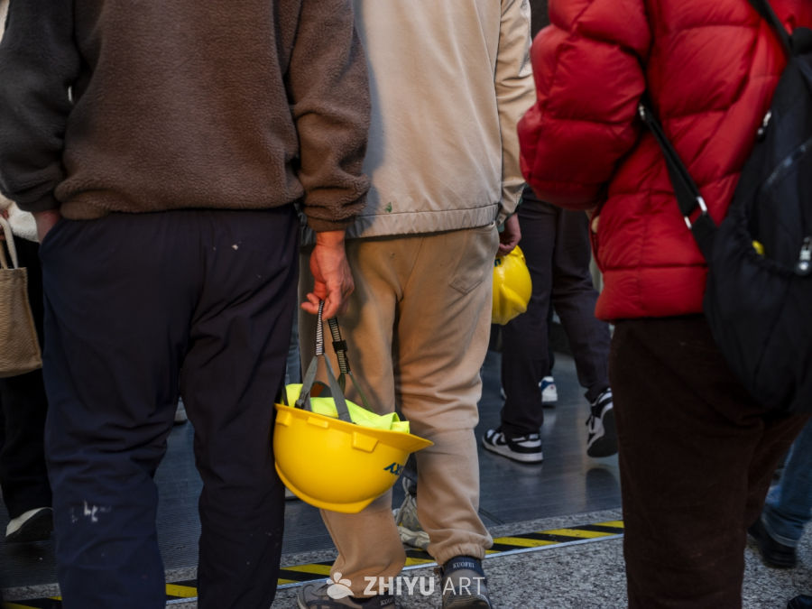 地铁站里的工人