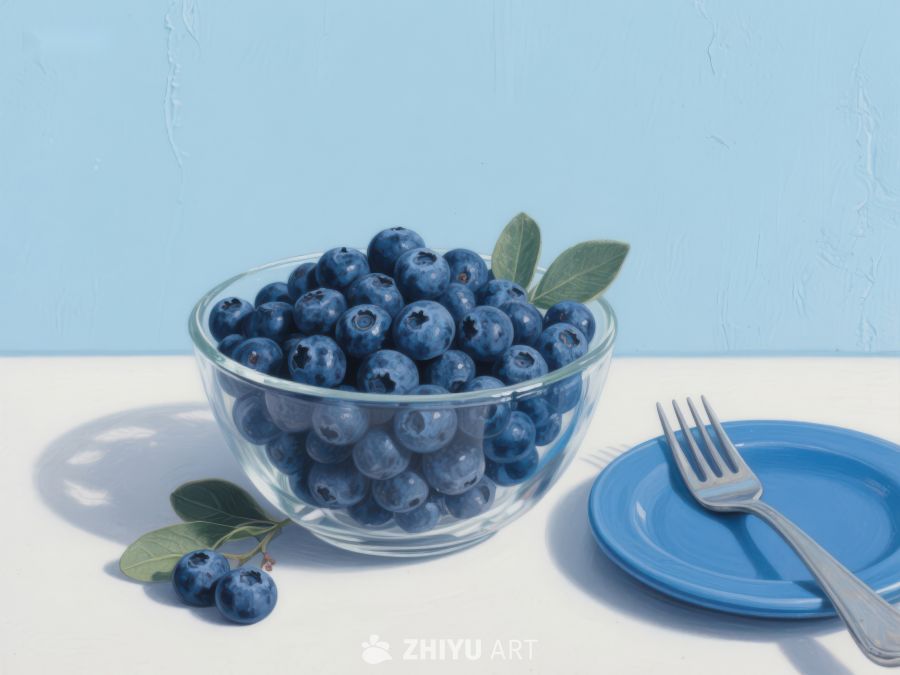 蓝莓盛于玻璃碗旁配蓝色盘叉 180