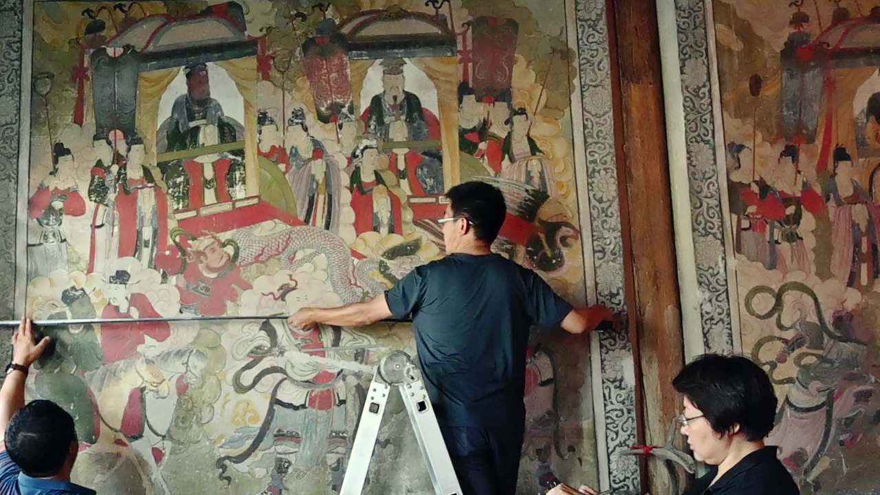 文物工作者勘察古建清理古建壁画