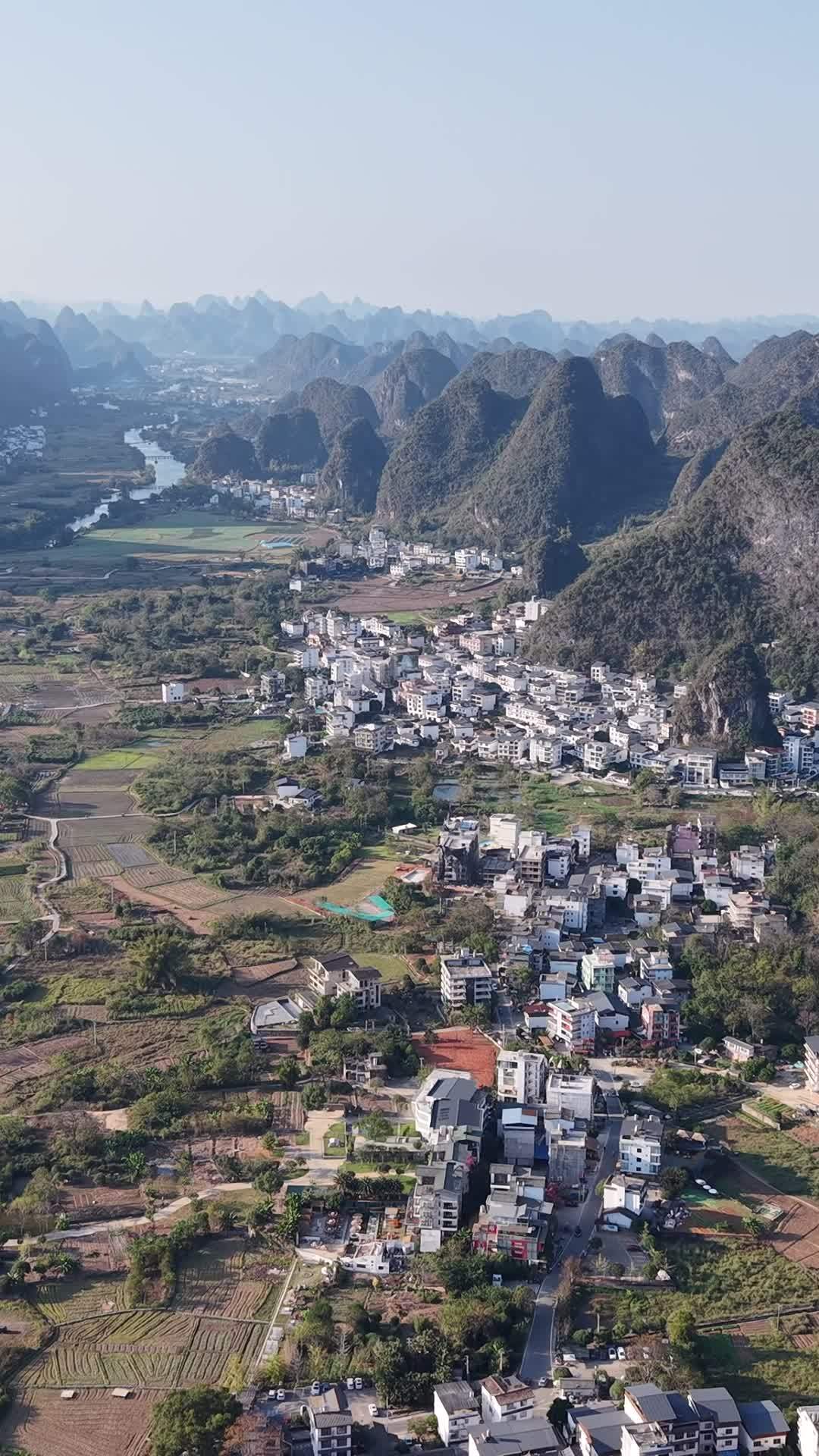 山水环绕的宁静村庄