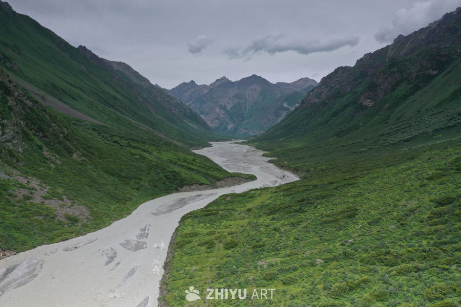 山谷中的静谧河流