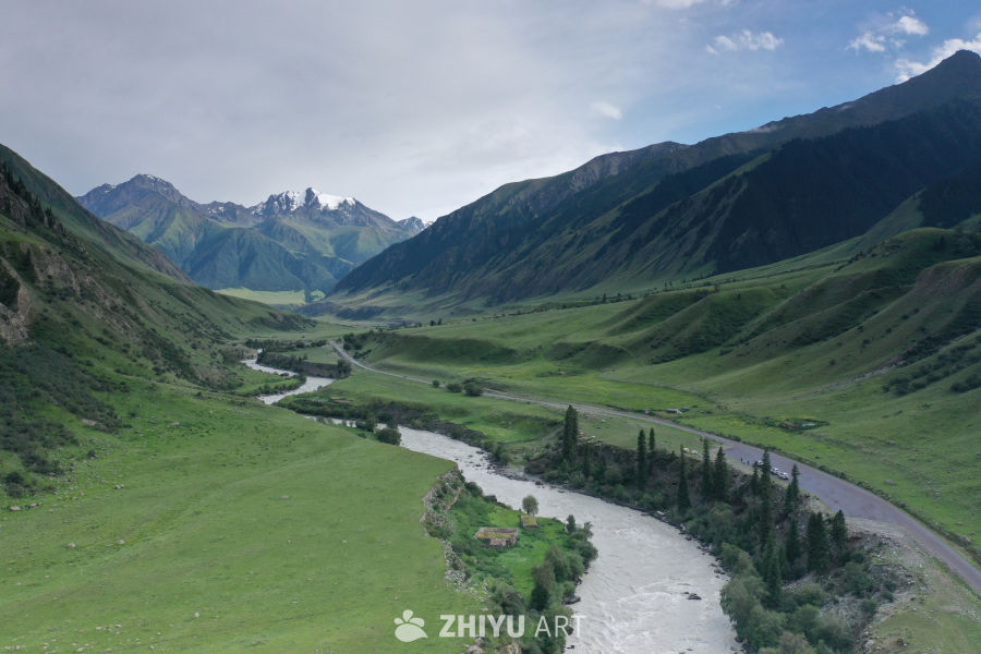 山谷中的静谧河流