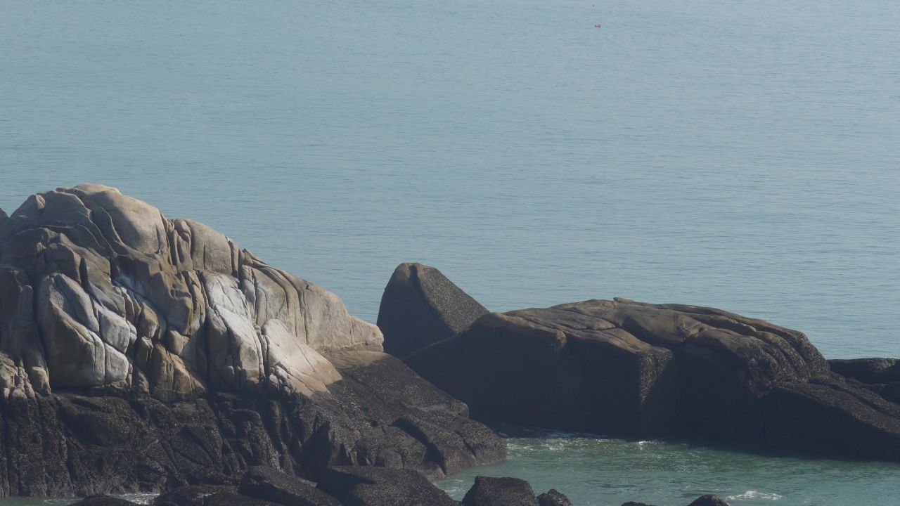 礁石与大海
