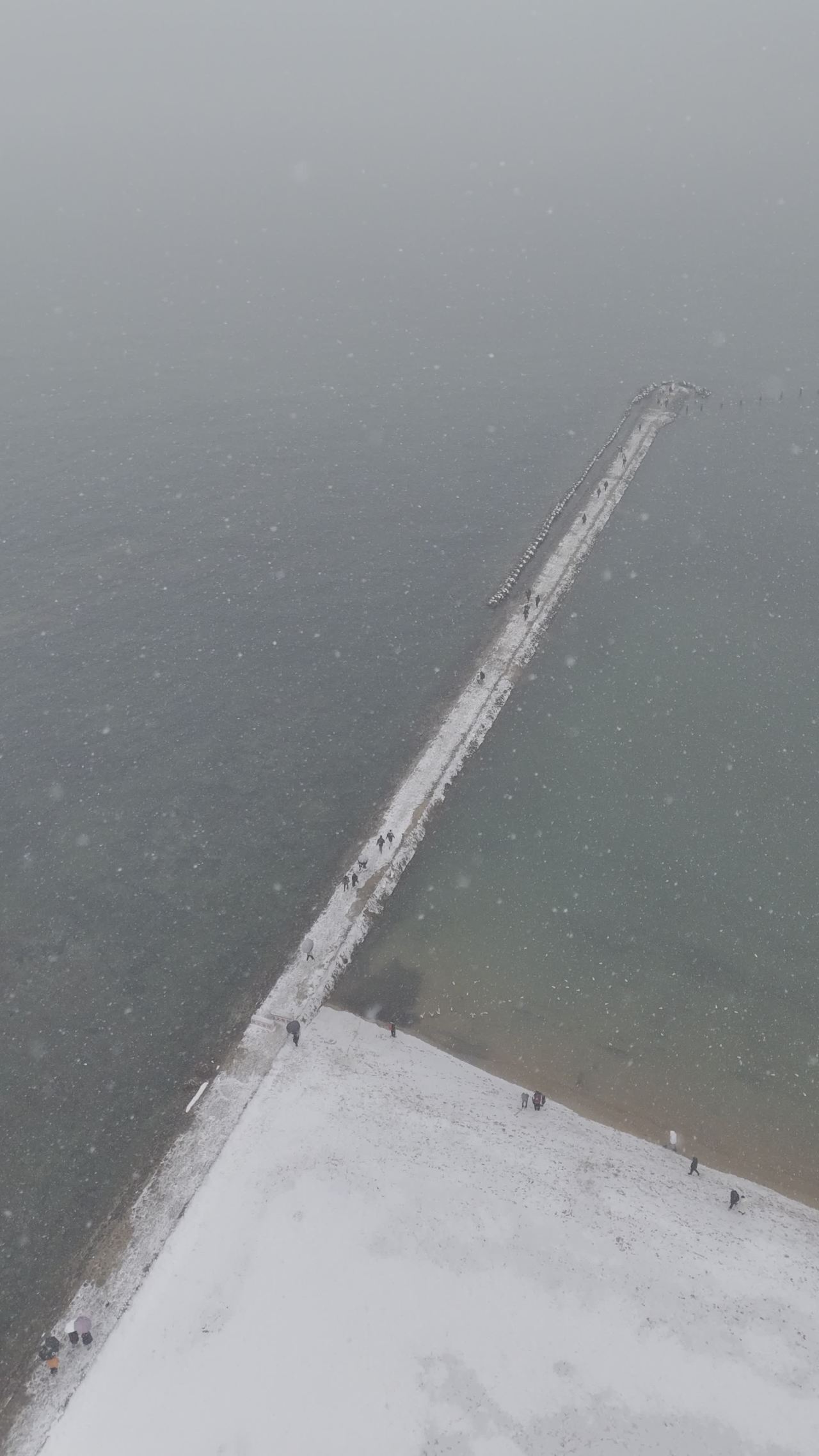 青岛八大关第二海水浴场海边雪景航拍 10
