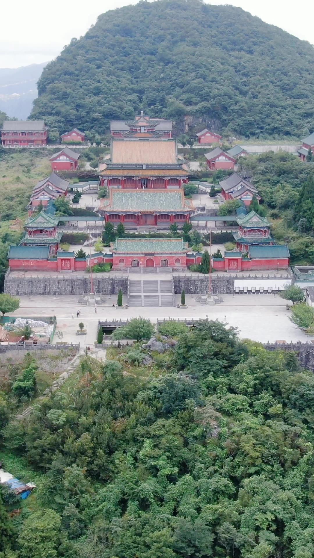  旅游景区张家界天门山寺竖屏航拍