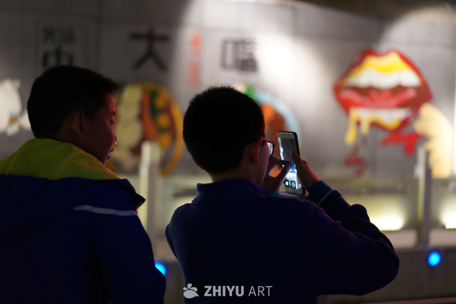 艺术展上的自拍时光