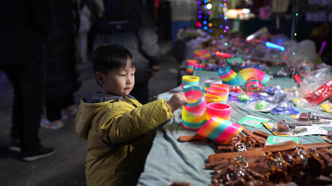 夜市上的小顾客