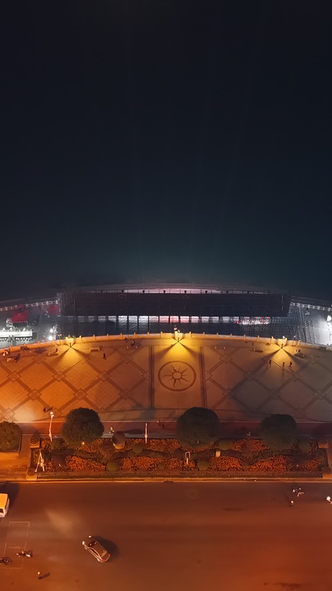 夜幕下的城市广场