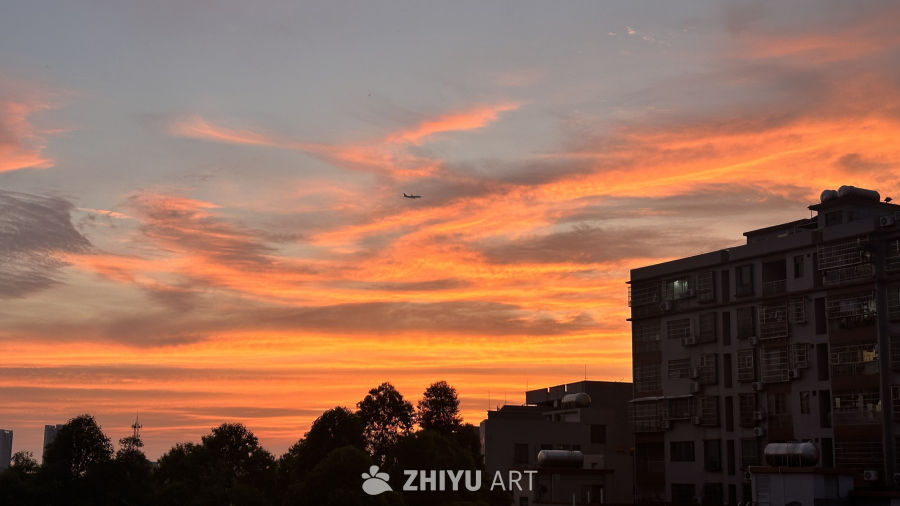 城市黄昏：飞机掠过天际