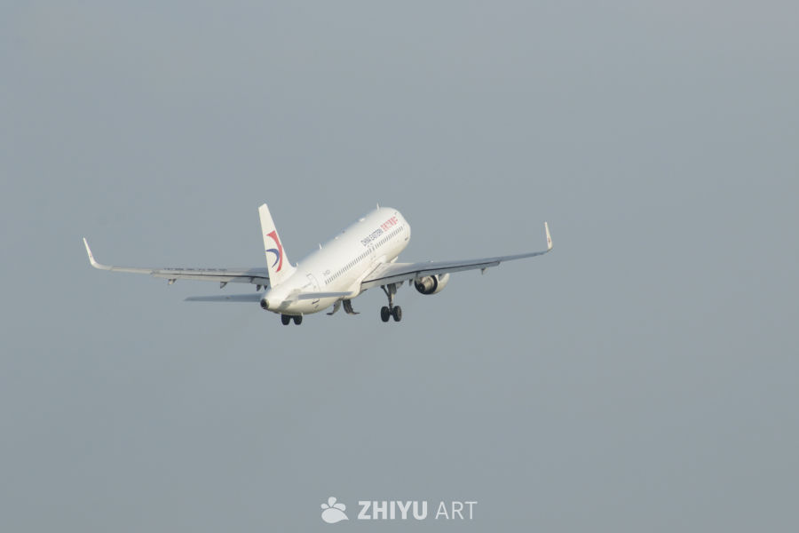 蓝天下的东方航空飞机