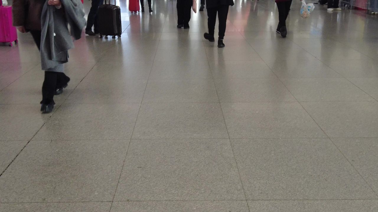 旅客行人 匆忙脚步 实拍 
