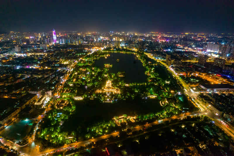山东济南大明湖夜景航拍摄影图