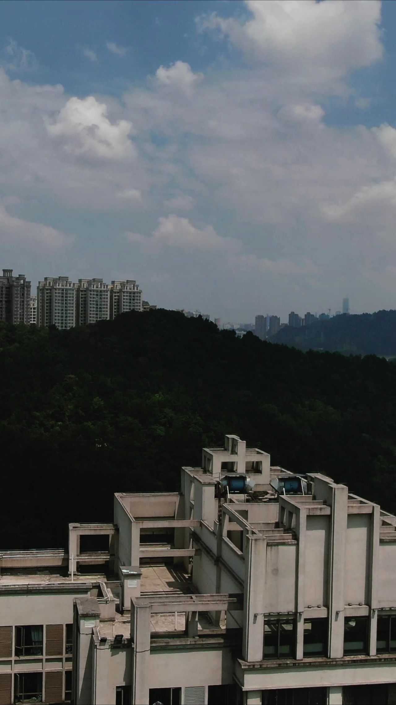 贵阳城市蓝天白云天际线竖屏航拍