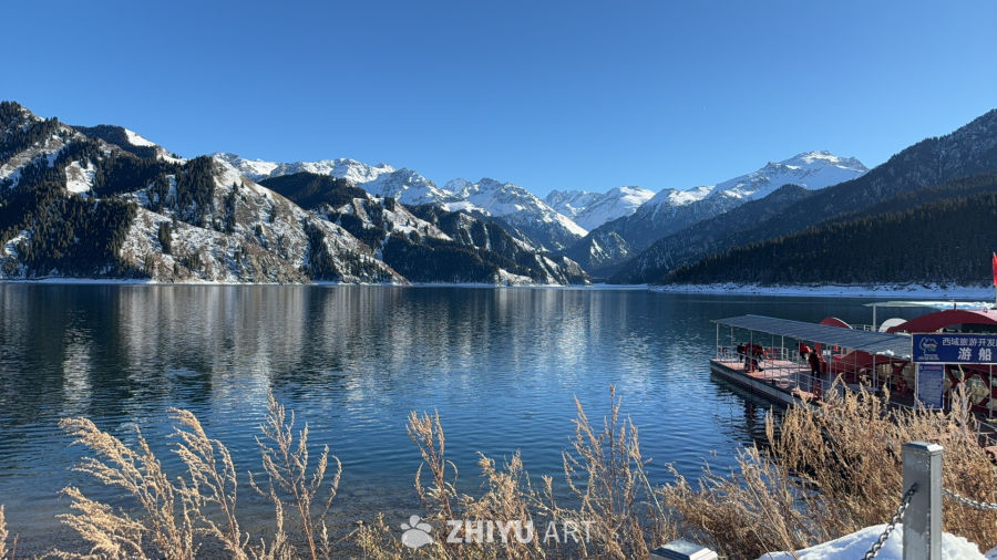 雪山湖畔游船景