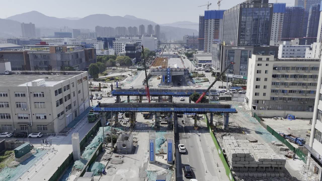 城市建设中的繁忙景象