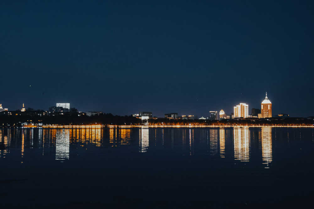 夜晚湖泊城市建筑倒影