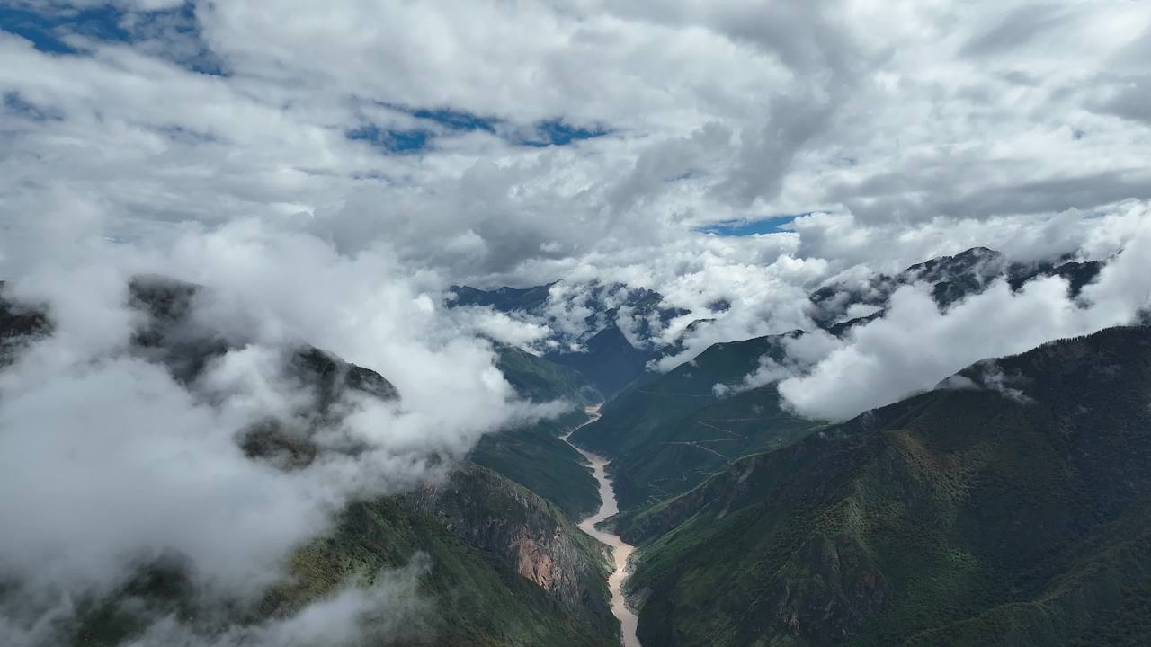 云雾缭绕的高山峡谷全景