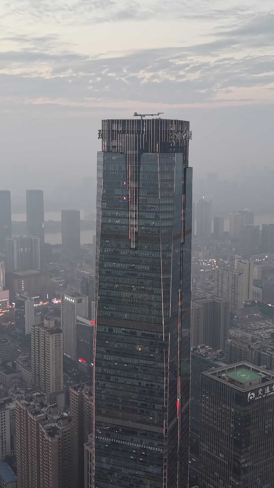 日落时分的摩天大楼
