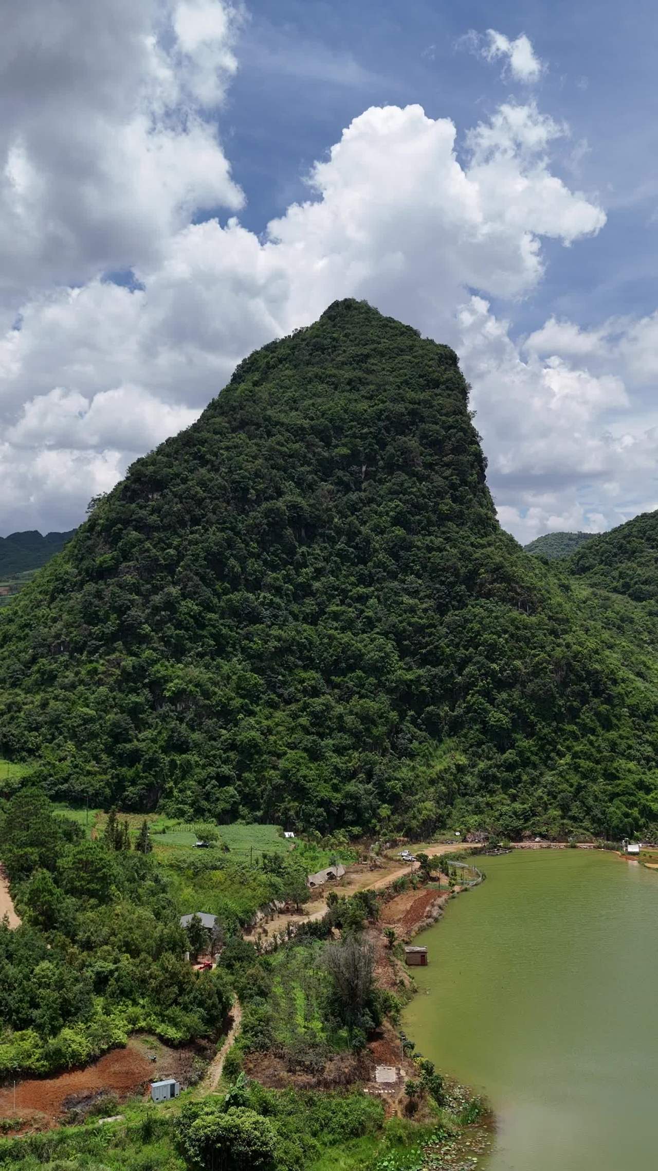 山湖绿意