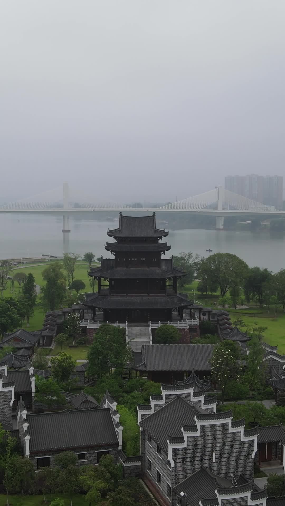 古塔与现代桥的和谐共存