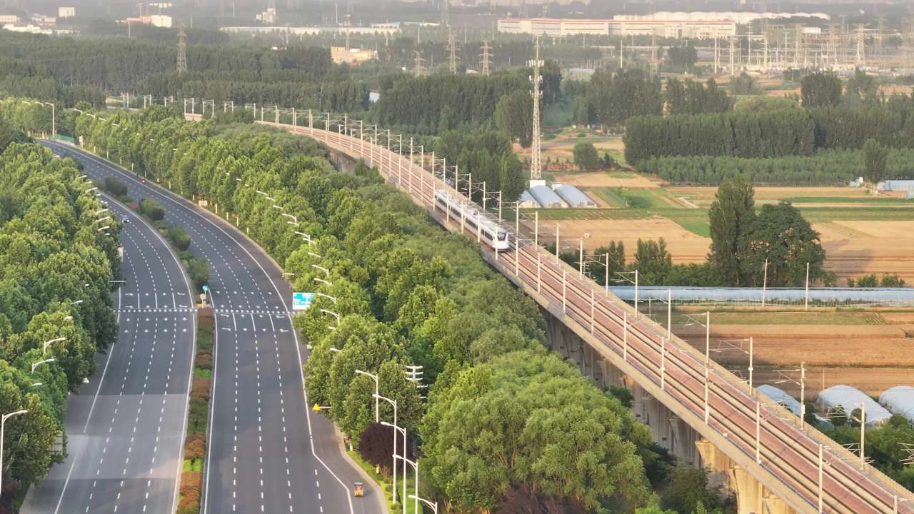 高速铁路与公路并行的清晨景象