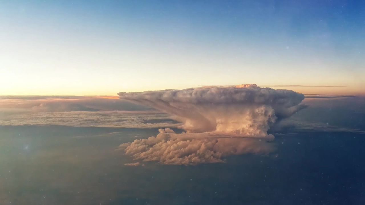 雷云转寄风暴天空